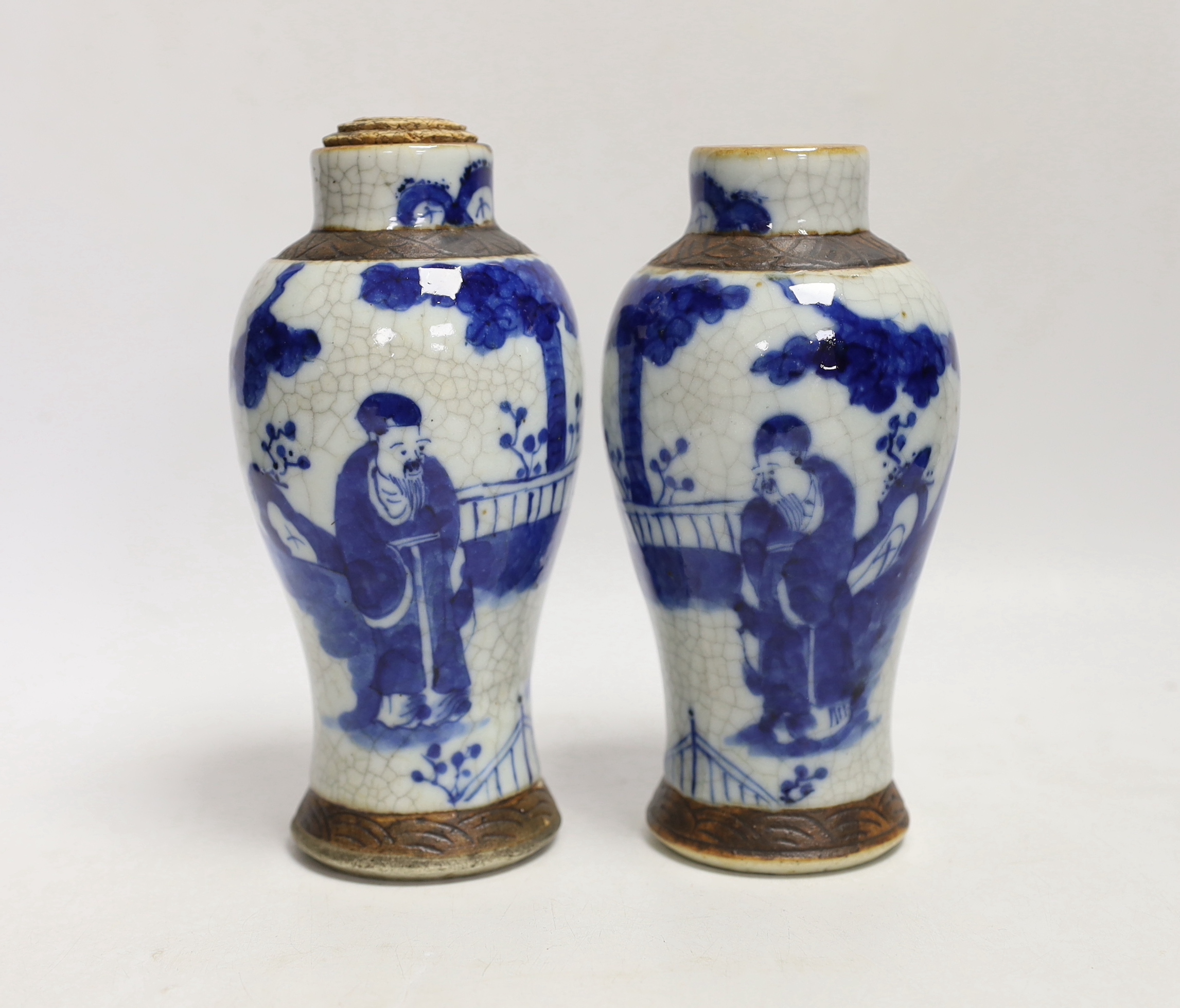A pair of Chinese blue and white crackle glaze vases, late 19th century, 17cm